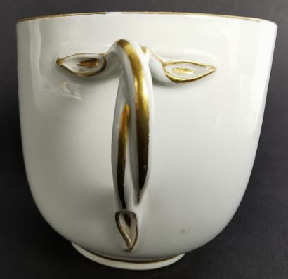 null VIENNE.

Tasse et sa sous-tasse en porcelaine à décor de paysages animés en...