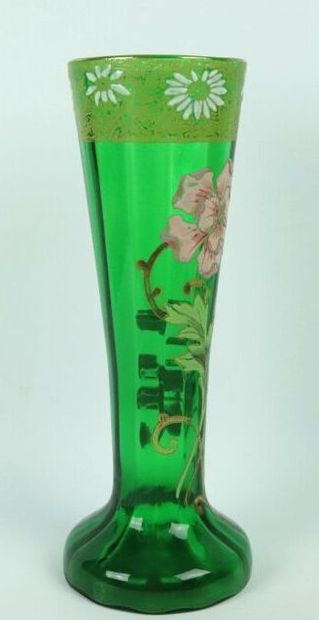 null LEGRAS-MONTJOYE.

Paire de vases en verre vert émaillé de fleurs.

Vers 1900.

H_30,3...