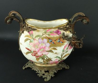 null Vase à corps applati en faïence à décor peints de fleurs et d'oiseaux. 

La...