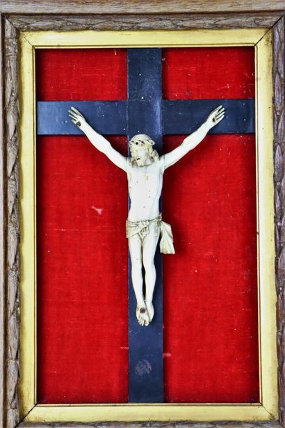 null Christ en ivoire sculpté, sur une croix en bois noirci et fond de velours.

XIXème...