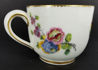 null SEVRES.

Gobelet Bouillard et sa soucoupe en porcelaine à décor de fleurs et...