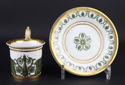 null MEISSEN.

Tasse et sa sous-tasse en porcelaine à décor en camaïeu vert et or...