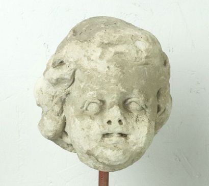 null Tête d'enfant en pierre sculptée. 

XVIème ou XVIIème siècle.

Sur un socle...