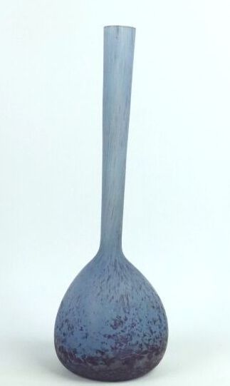 null Vase soliflore en verre marmoréen bleu et mauve.

Vers 1920.

H_30 cm
