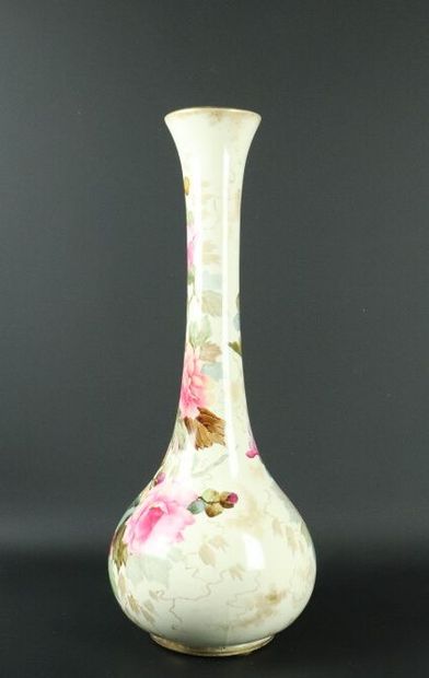 null ROYAL BONN, ENGLAND.

Vase en porcelaine à haut col à décor peint de fleurs...