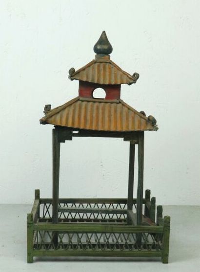 null Ensemble de deux pagodes en bois polychrome, les toits en carton. 

H_31 cm...