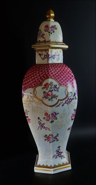 null SAMSON. 

Paire de grands vases couverts de forme balustre en porcelaine à décor...