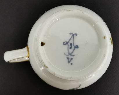 null SEVRES.

Gobelet Bouillard et sa soucoupe en porcelaine à décor de fleurs et...