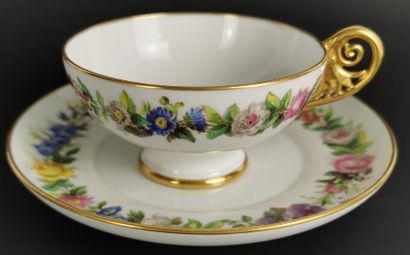 null SEVRES.

Tasse à thé et sa sous-tasse en porcelaine, à décor polychrome de guirlande...