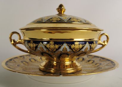 null PARIS ou RUSSIE.

Belle écuelle couverte en porcelaine à décor bleu et or, reposant...