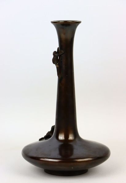 null JAPON, Epoque Meiji (1868-1912).

Vase soliflore à panse aplatie et au col cintré...