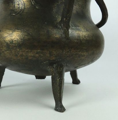 null Chaudon tripode en bronze, à anse.

La panse gravée HBC (?).

XVIème-XVIIème...