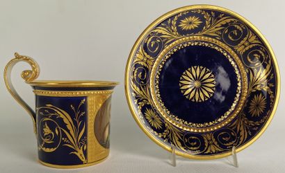 null MEISSEN.

Tasse et sa sous-tasse en porcelaine à décor sur fond bleu et or d'une...