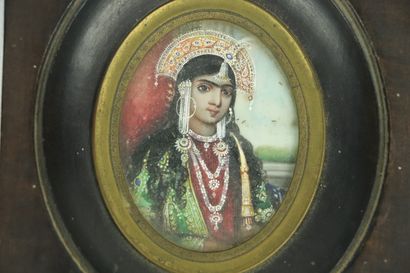 null Ecole perse du XIXème siècle. 

Portrait d'une princesse orientale.

Miniature...