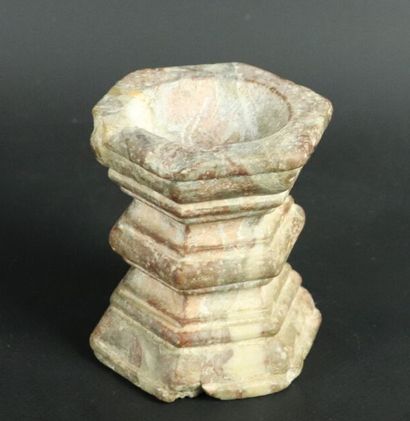 null Petit mortier ancien en marbre sculpté à décor hexagonal.

Probablement du XVIIème...
