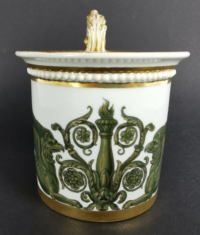 null MEISSEN.

Tasse et sa sous-tasse en porcelaine à décor en camaïeu vert et or...