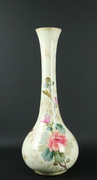null ROYAL BONN, ENGLAND.

Vase en porcelaine à haut col à décor peint de fleurs...