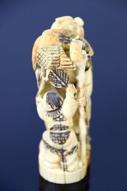 null JAPON, époque meiji (1868-1912).

Okimono en ivoire marin sculpté figurant un...