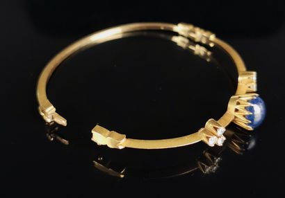 null Bracelet rigide en or jaune orné d'un cabochon de saphir et de six diamants.

L_...