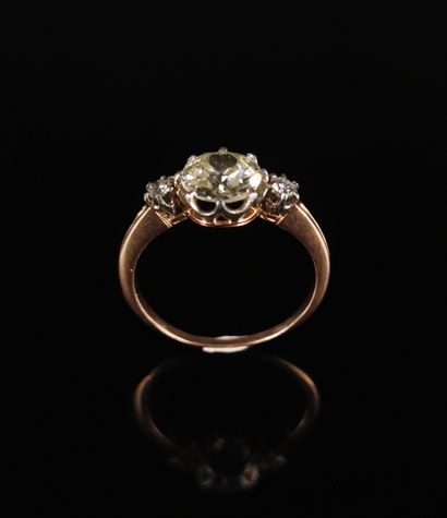 null Bague en or rose ornée d'un diamant central d'environ 1.3 carat, épaulé de deux...