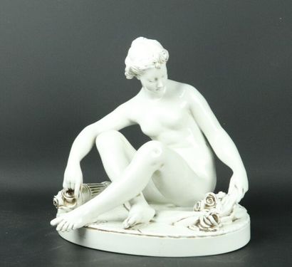 null FALCONET Etienne Maurice (1716-1791), d'après.

La baigneuse.

Groupe en porcelaine...