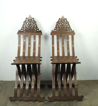 null SYRIE.

Paire de chaises pliantes en bois sculpté à décor géométrique et d'inscriptions...