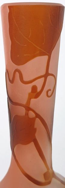 null Etablissements GALLE.

Vase bouteille en verre multicouche à décor de baies...