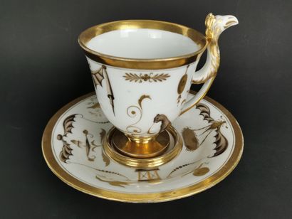null PARIS.

Grande tasse et sa sous-tasse en porcelaine à riche décor en camaïeu...