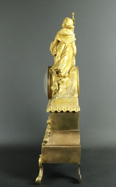 null Pendule en bronze doré à décor d'une jeune femme priant devant un calvaire....