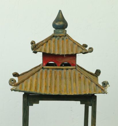 null Ensemble de deux pagodes en bois polychrome, les toits en carton. 

H_31 cm...