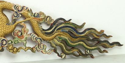 null CHINE.

Paire d'importants motifs ornementaux figurant des dragons en bois sculpté...