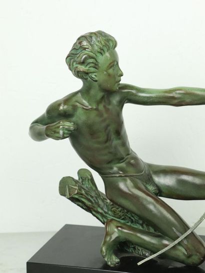 null Max LE VERRIER (1891-1973),

Tireur à l'arc.

Sculpture en régule à patine vert...