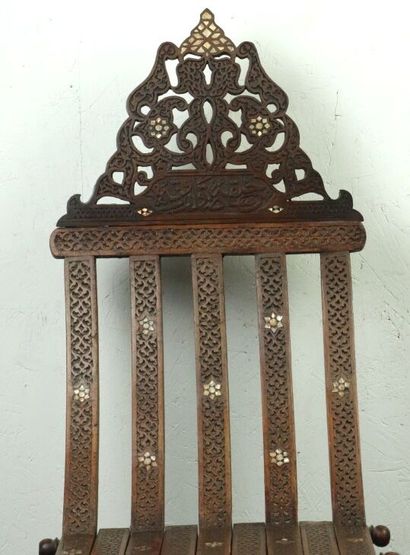 null SYRIE.

Paire de chaises pliantes en bois sculpté à décor géométrique et d'inscriptions...