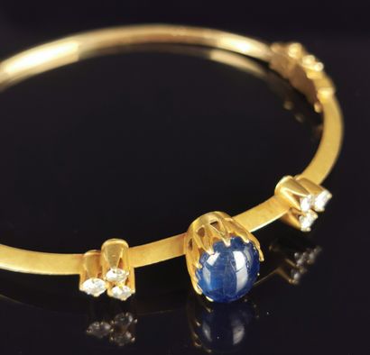 null Bracelet rigide en or jaune orné d'un cabochon de saphir et de six diamants.

L_...