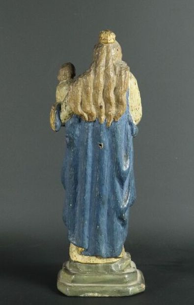 null Vierge à l'enfant en bois sculpté et polychrome.

XVIIIème siècle.

H_28,7 ...