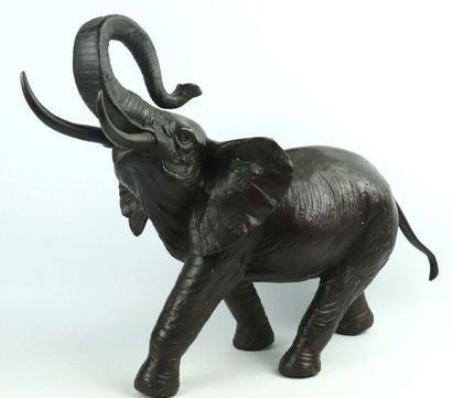 null Sculpture en bronze figurant un éléphant barrissant.

H_42 cm L_25 cm P_60 ...