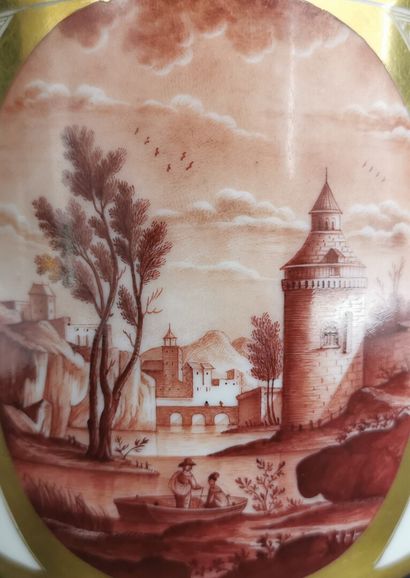 null PARIS.

Verseuse couverte en porcelaine à décor de paysages à la tour en camaïeu...