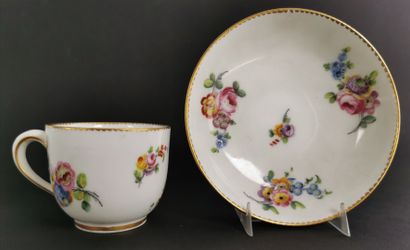 null SEVRES.

Gobelet Bouillard et sa soucoupe en porcelaine à décor de fleurs et...