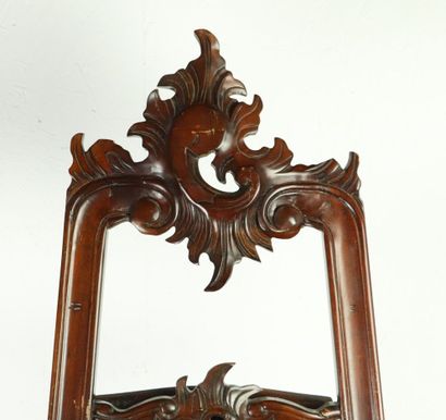 null Chevalet en bois sculpté et mouluré à décor d'enroulements.

Style Louis XV,...