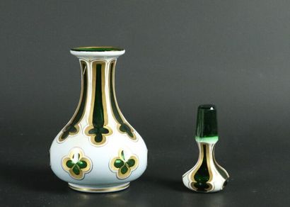 null BOHEME, pour le marché ottoman.

Ensemble en cristal overlay vert, or et blanc...