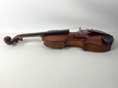 null Violon allemand du XVIIIème siècle, attribué à George Kloz.

Il porte une étiquette...