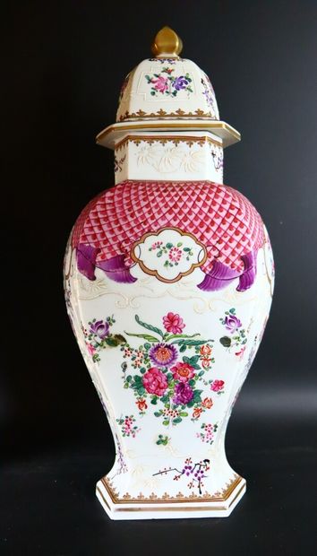 null SAMSON. 

Paire de grands vases couverts de forme balustre en porcelaine à décor...