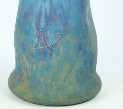 null DAUM Nancy.

Haut vase à soliflore à panse renflée en verre marmoréen bleu.

Signé...