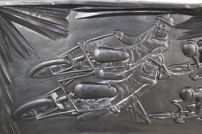 null Louis HACHE (1893-?)

"Stayers et entraîneurs au vel d hiv ".

Bas relief en...