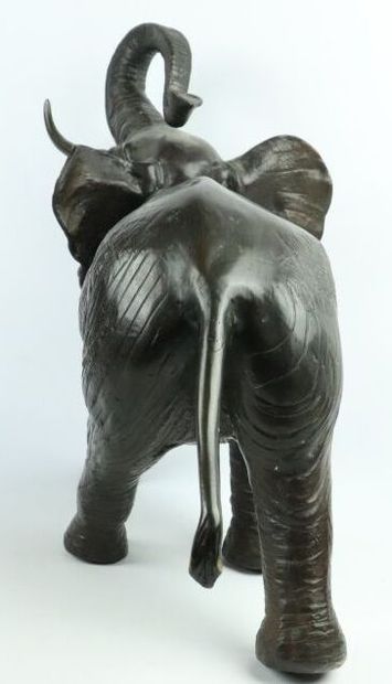 null Sculpture en bronze figurant un éléphant barrissant.

H_42 cm L_25 cm P_60 ...