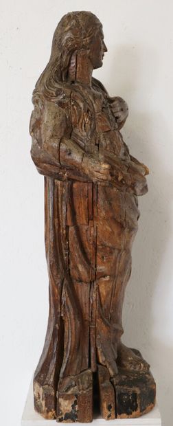 null Statue en bois sculpté et mouluré représentant une sainte femme.

Epoque XVIIème.

H_87...