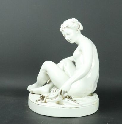 null FALCONET Etienne Maurice (1716-1791), d'après.

La baigneuse.

Groupe en porcelaine...