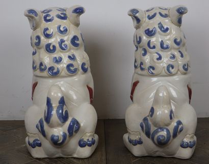 null CHINE.

Paire de chimères en porcelaine blanche, rehaussée de bleu, les langues...