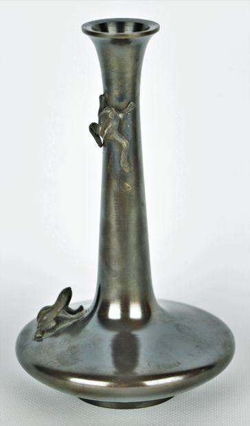 null JAPON, Epoque Meiji (1868-1912).

Vase soliflore à panse aplatie et au col cintré...