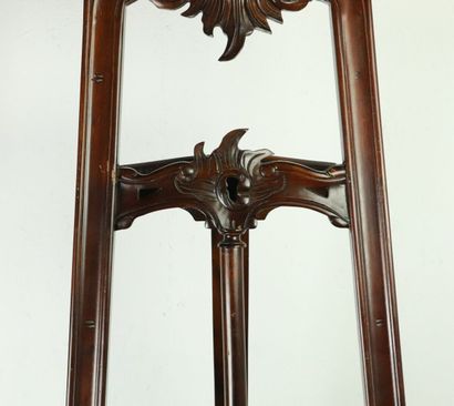 null Chevalet en bois sculpté et mouluré à décor d'enroulements.

Style Louis XV,...